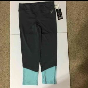 NEW  Aeropostal yoga Crop/leggings pants. Size M